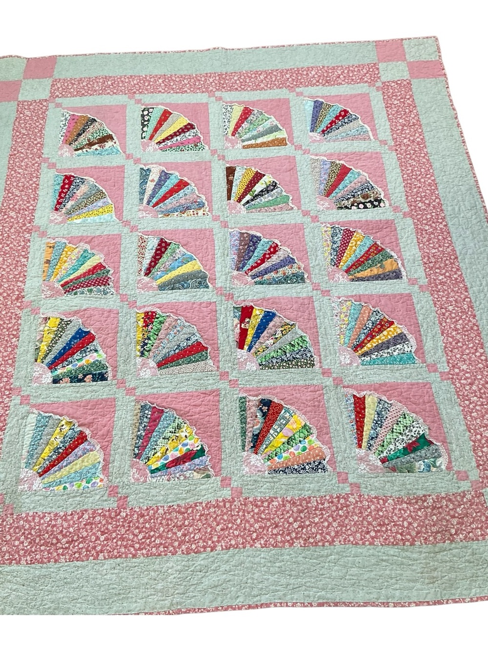 Vintage grandmothers fan quilt pink and gray w/lace detail 63 x 73 USA made - Picture 3 of 9
